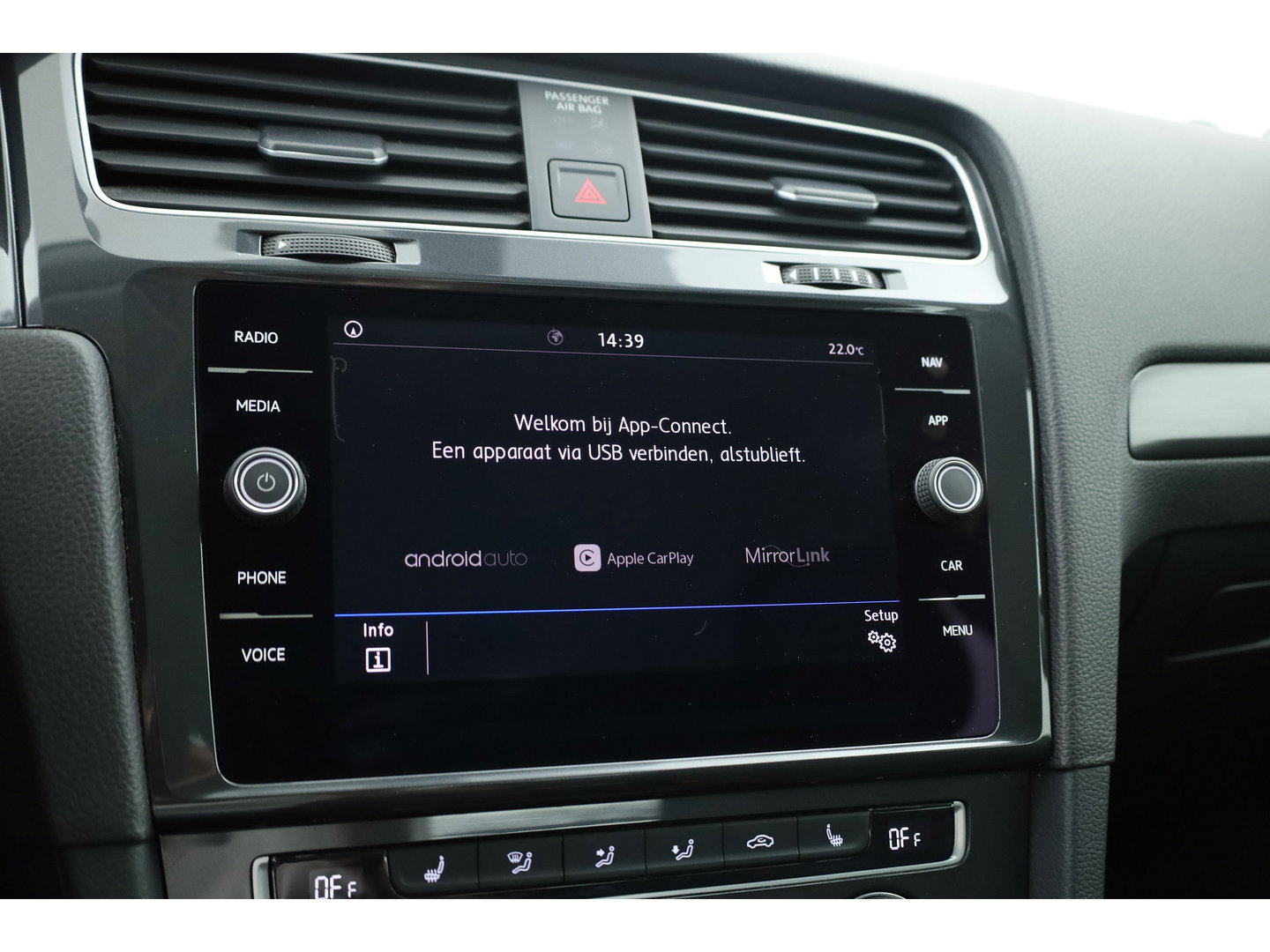 Volkswagen Golf 1.0 TSI Comfortline | Rijklaar! | Adapt. Cruise | Camera | Stoelverw. | CarPlay + NAV | Trekhaak | DAB