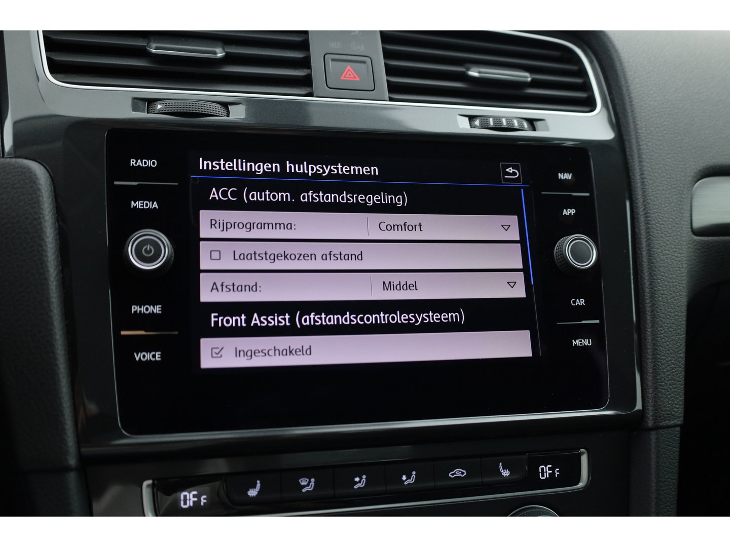 Volkswagen Golf 1.0 TSI Comfortline | Rijklaar! | Adapt. Cruise | Camera | Stoelverw. | CarPlay + NAV | Trekhaak | DAB