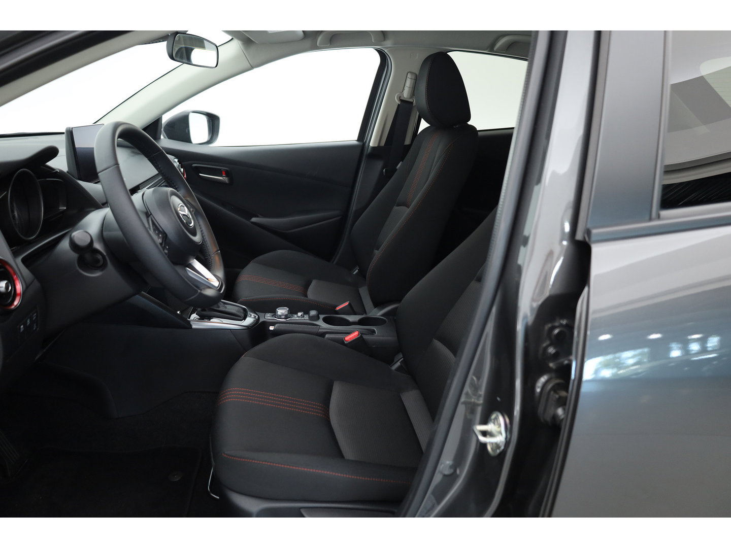 Mazda 2 1.5 SkyActiv-G 90 Homura | Rijklaar! | Navi by Apple CarPlay | Stoel- Stuurverw. | Trekhaak | Camera | Cruise Ctrl.