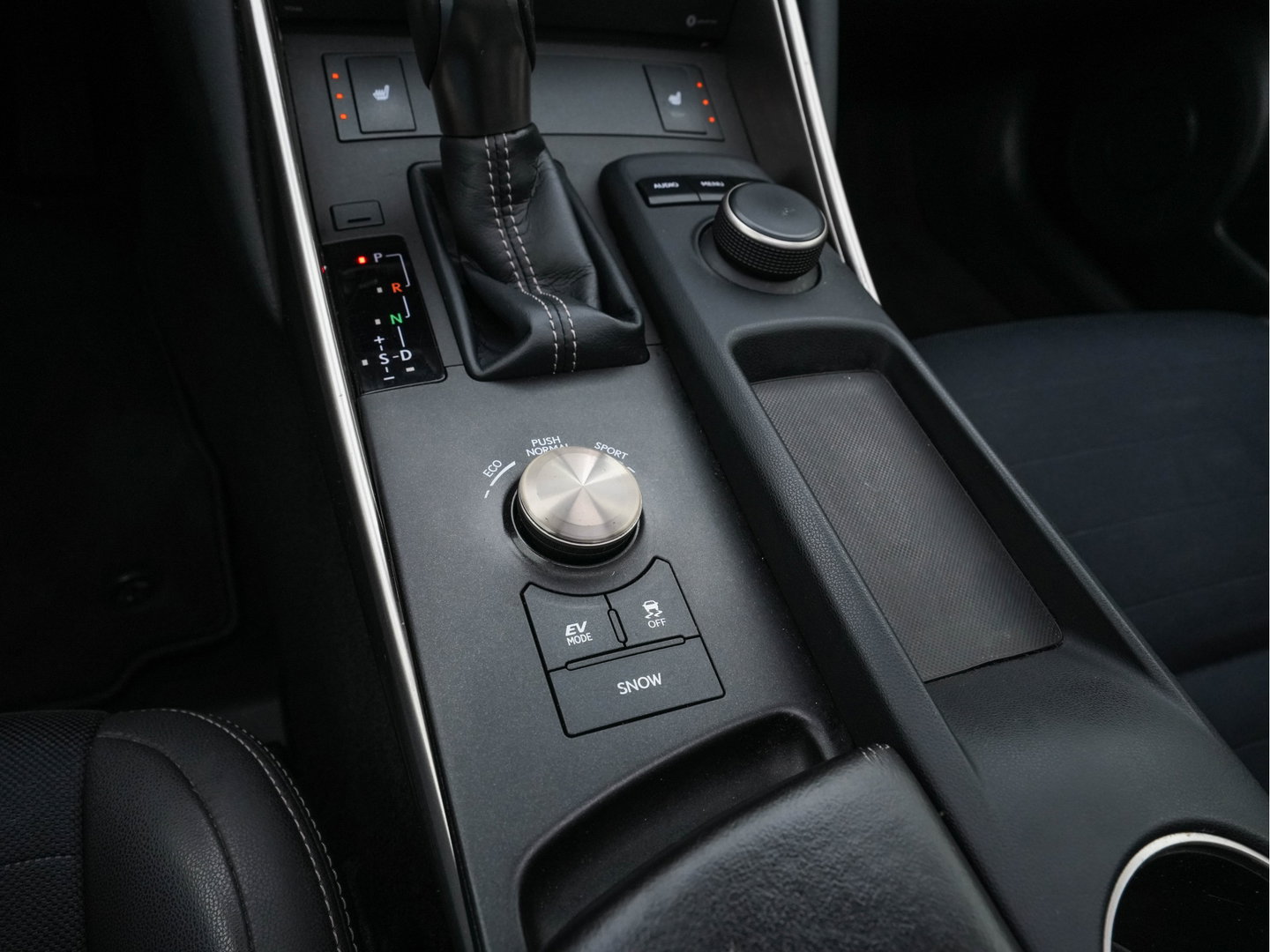 Lexus IS 300h Hybrid Business Line Aut. *PANO | LEATHER-MICROFIBRE | FULL-LED | NAVI-FULLMAP | HEATED-COMFORTSEATS | CAMERA | ECC | SHIFTPADDLES | PDC | CRUISE | 17''ALU*
