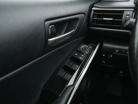 Lexus IS 300h Hybrid Business Line Aut. *PANO | LEATHER-MICROFIBRE | FULL-LED | NAVI-FULLMAP | HEATED-COMFORTSEATS | CAMERA | ECC | SHIFTPADDLES | PDC | CRUISE | 17''ALU*