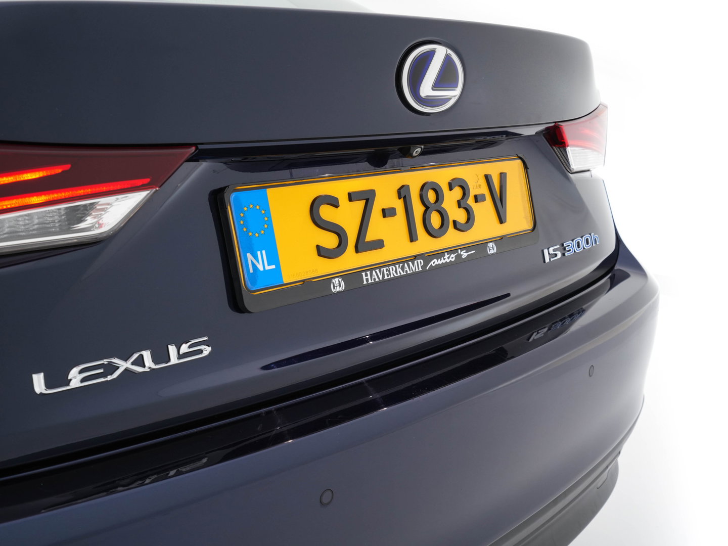 Lexus IS 300h Hybrid Business Line Aut. *PANO | LEATHER-MICROFIBRE | FULL-LED | NAVI-FULLMAP | HEATED-COMFORTSEATS | CAMERA | ECC | SHIFTPADDLES | PDC | CRUISE | 17''ALU*