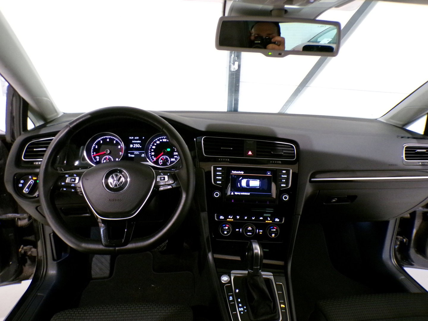 Volkswagen Golf 1.4 TSI ACT Highline "Automaat" Pano Stoelverwarming Trekhaak Xenon-LED Massage-stoel Camera Keyless Parkeersensor