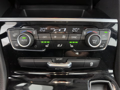BMW 2 Serie Active Tourer 218d Sport-Line *LEATHER | FULL-LED | HEATED-SPORTSEATS | KEYLESS | NAVI-FULLMAP | PRIVACY-GLASS | ECC | PDC | CRUISE | TOWBAR | HEAD-UP | AMBIENTLIGHT | 17''ALU*