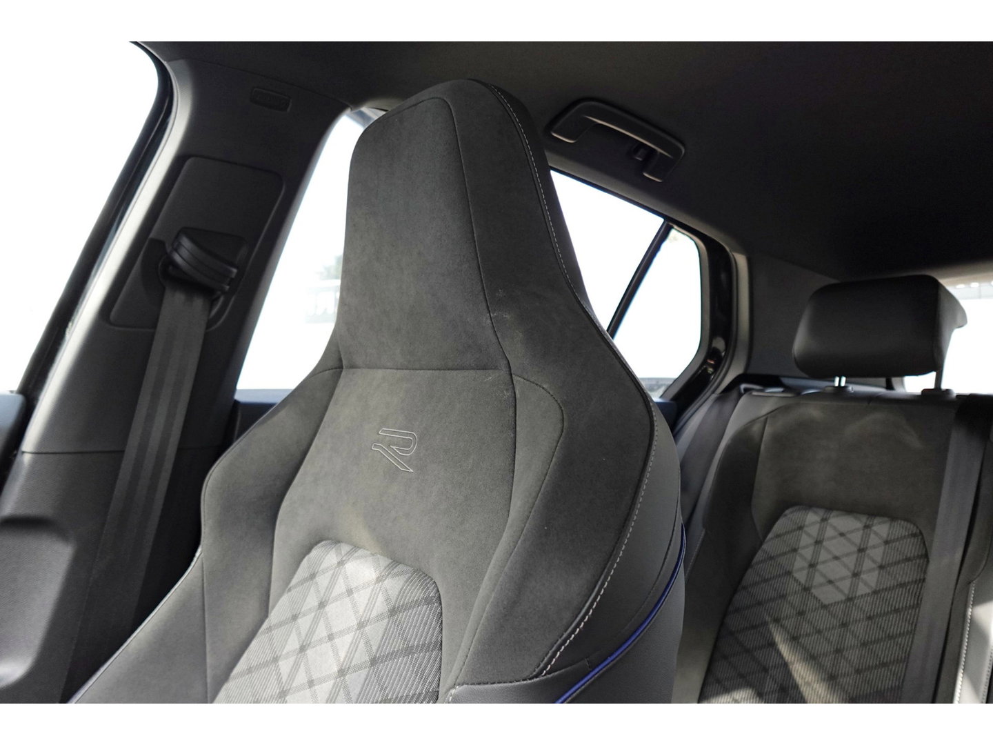 Volkswagen Golf 1.5 eTSI R-Line Edition PANO HUD KEYLESS