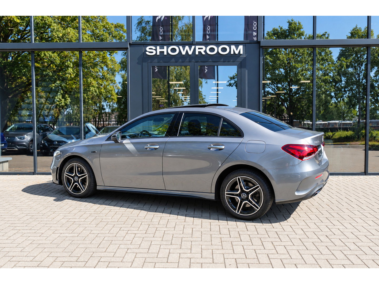 Mercedes-Benz A-Klasse 250 e Business Solution AMG PANO HUD CAM