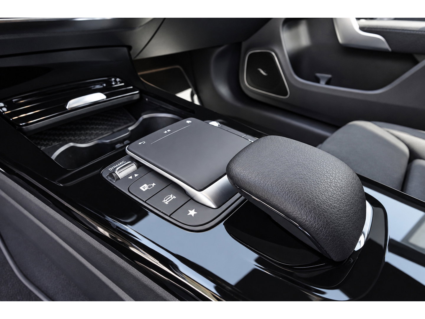 Mercedes-Benz A-Klasse 250 e Business Solution AMG PANO HUD CAM