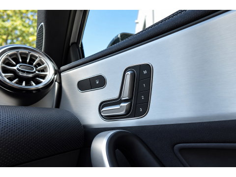 Mercedes-Benz A-Klasse 250 e Business Solution AMG PANO HUD CAM