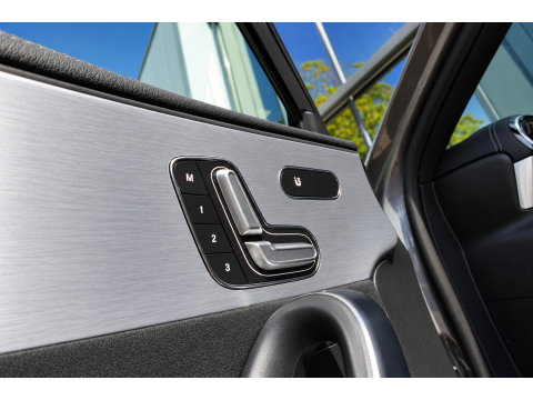 Mercedes-Benz A-Klasse 250 e Business Solution AMG PANO HUD CAM