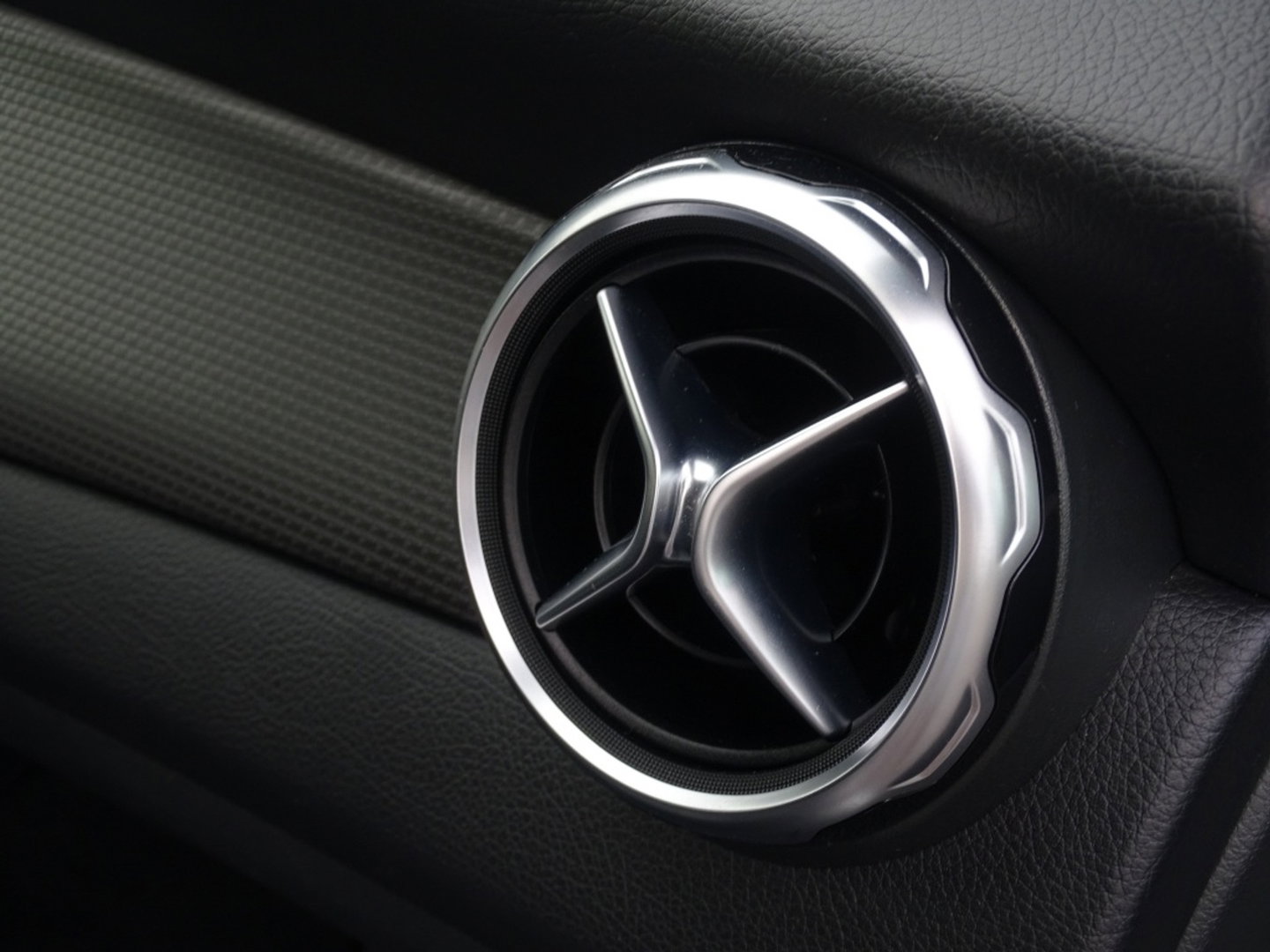 Mercedes-Benz GLA 180D 109PK automaat / LED / Apple CarPlay / *NAP*
