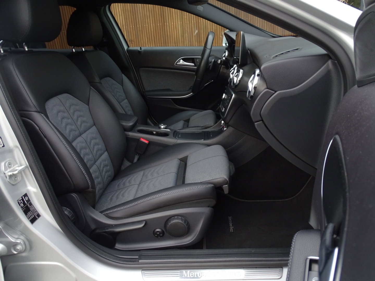 Mercedes-Benz GLA 180D 109PK automaat / LED / Apple CarPlay / *NAP*