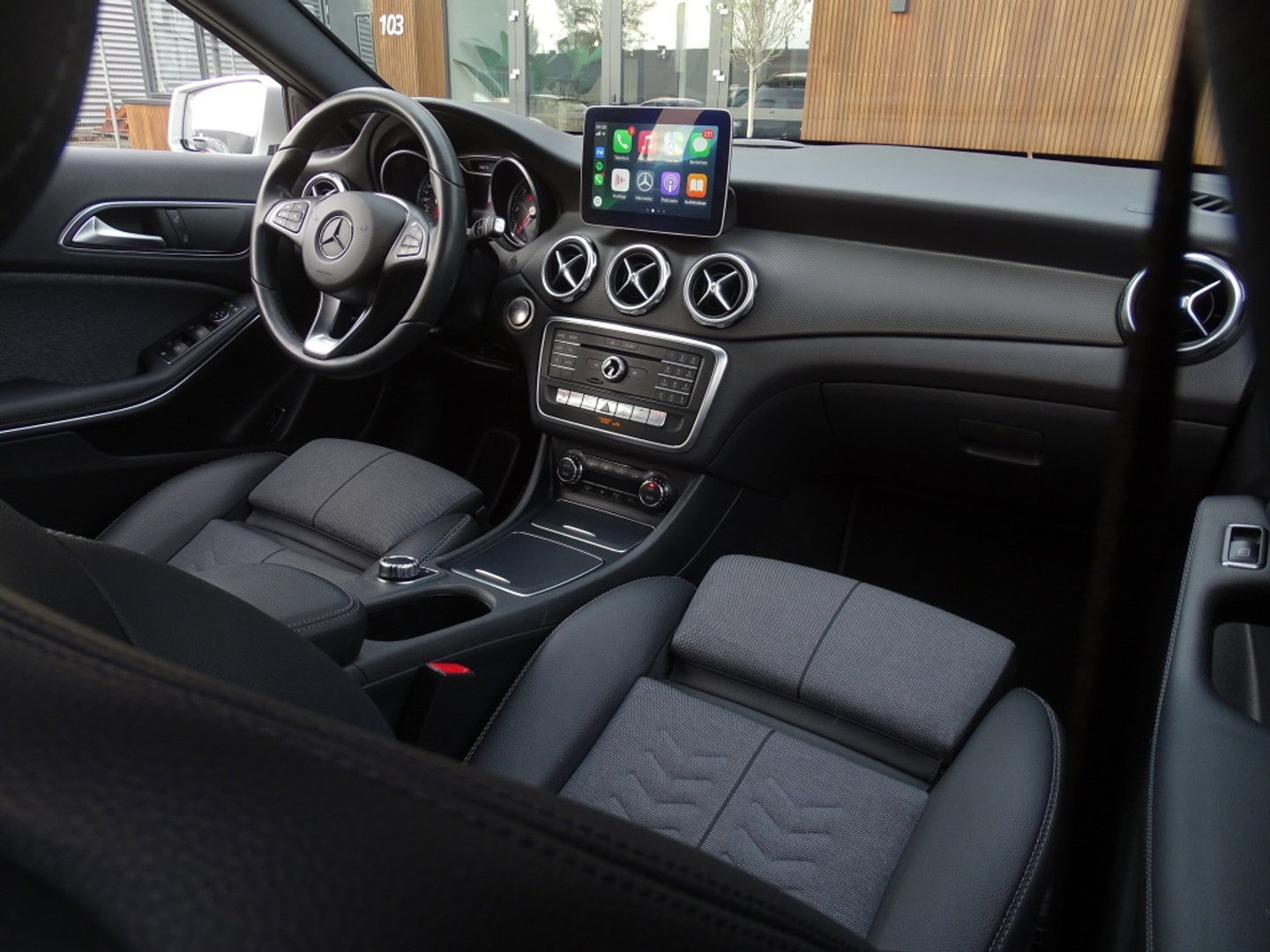 Mercedes-Benz GLA 180D 109PK automaat / LED / Apple CarPlay / *NAP*