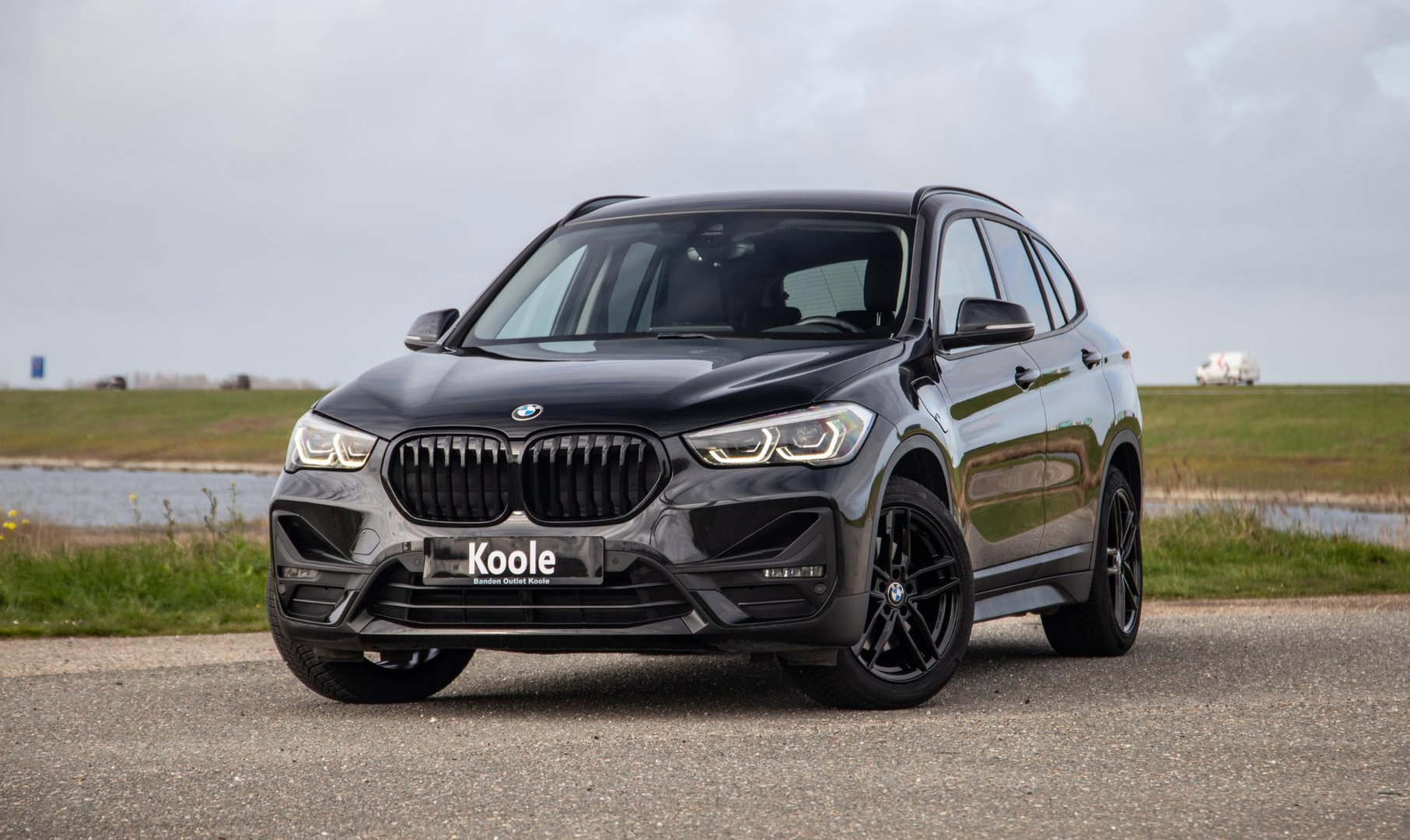 BMW X1 xDrive25e Executive BLACK LINE / CAMERA / CARPLAY / HEAD UP DISPLAY / LEDER / LED / CRUISE CONTROLE / STOELVERWARMING