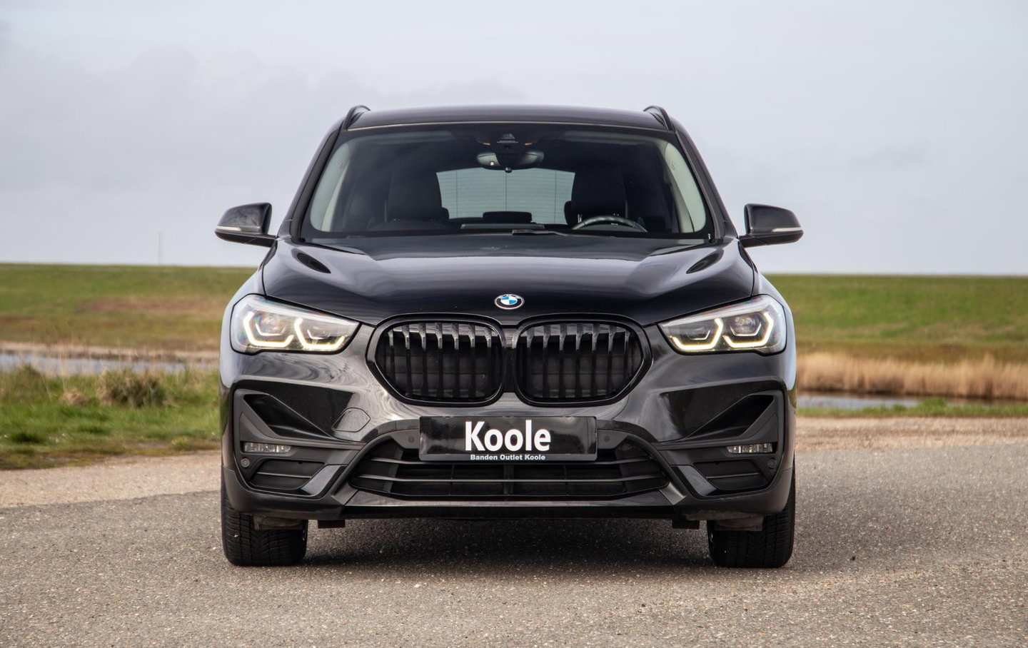 BMW X1 xDrive25e Executive BLACK LINE / CAMERA / CARPLAY / HEAD UP DISPLAY / LEDER / LED / CRUISE CONTROLE / STOELVERWARMING
