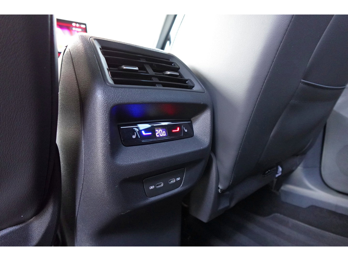 Volkswagen Tiguan 1.5 eTSI R-Line Business PANO KEYLESS H&K
