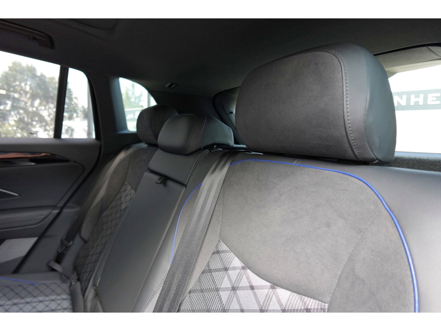 Volkswagen Tiguan 1.5 eTSI R-Line Business PANO KEYLESS H&K