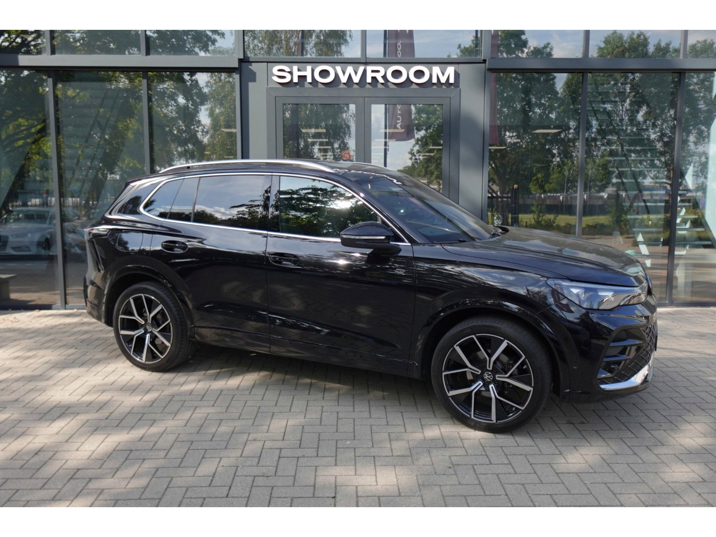 Volkswagen Tiguan 1.5 eTSI R-Line Business PANO KEYLESS H&K