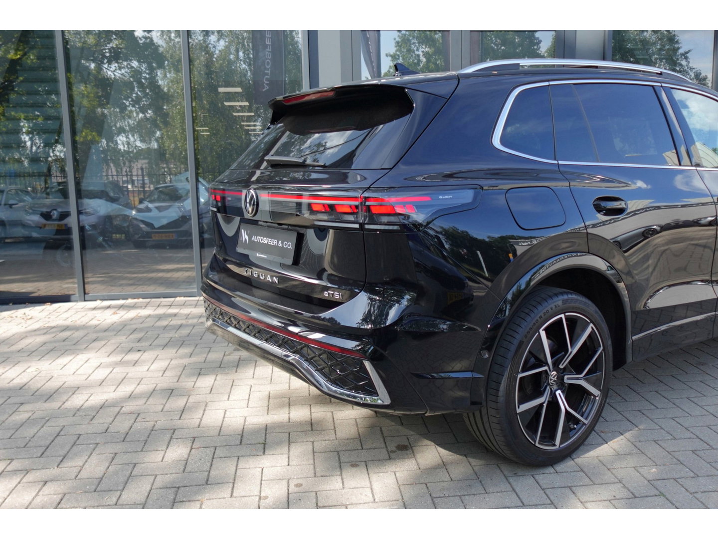 Volkswagen Tiguan 1.5 eTSI R-Line Business PANO KEYLESS H&K