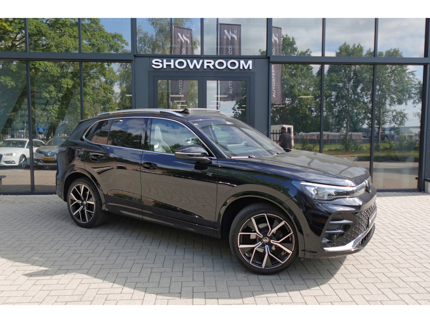 Volkswagen Tiguan 1.5 eTSI R-Line Business PANO KEYLESS H&K