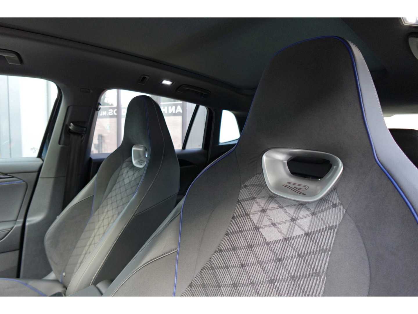 Volkswagen Tiguan 1.5 eTSI R-Line Business PANO KEYLESS H&K
