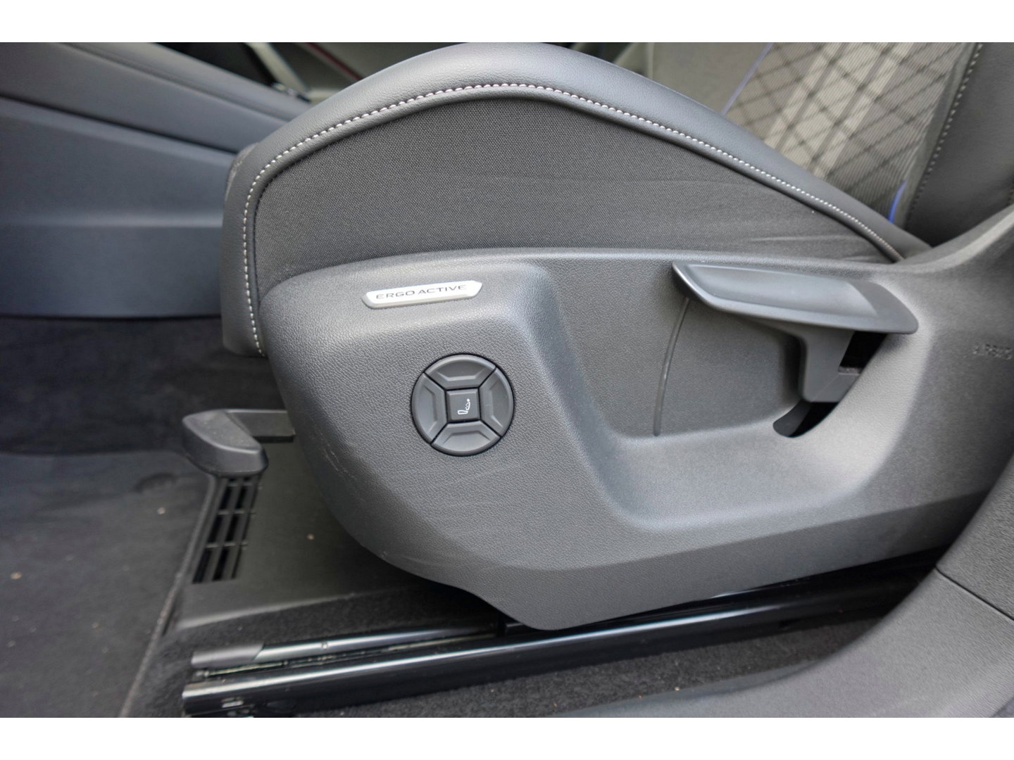 Volkswagen Tiguan 1.5 eTSI R-Line Business PANO KEYLESS H&K