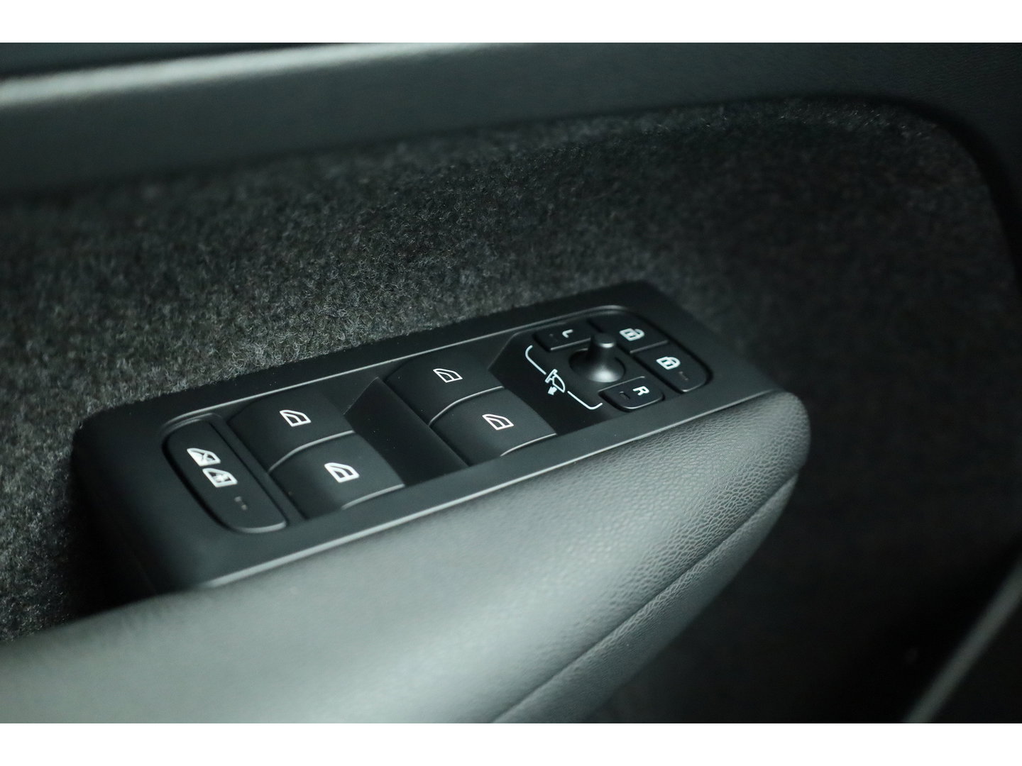 Volvo XC40 2.0 B4 Ultimate Dark | Pano-dak | Leer | Adap. Cruise | Harman & Kardon | Pixel LED |