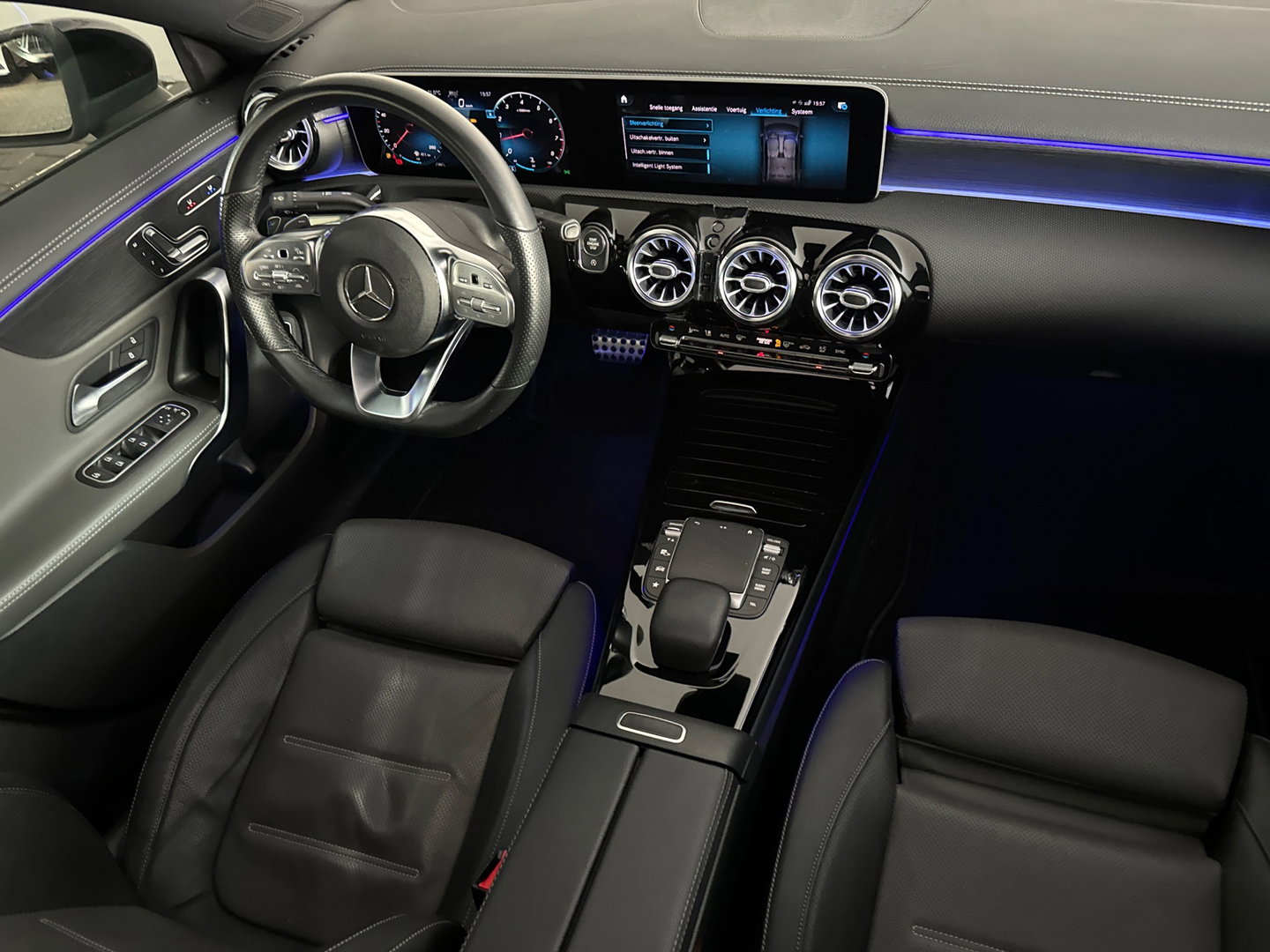Mercedes-Benz CLA-Klasse 180 AMG Pano|Stoelventilatie|360 Camera|Keyless|Blindspot
