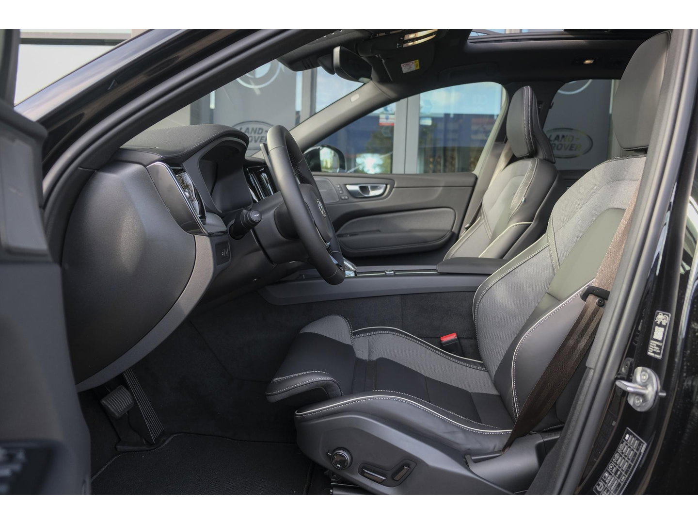 Volvo XC60 2.0 T6 350pk Plus Black Edition Panoramadak Luchtvering *BTW* NIEUW!! 21" LMV BOMVOL!!