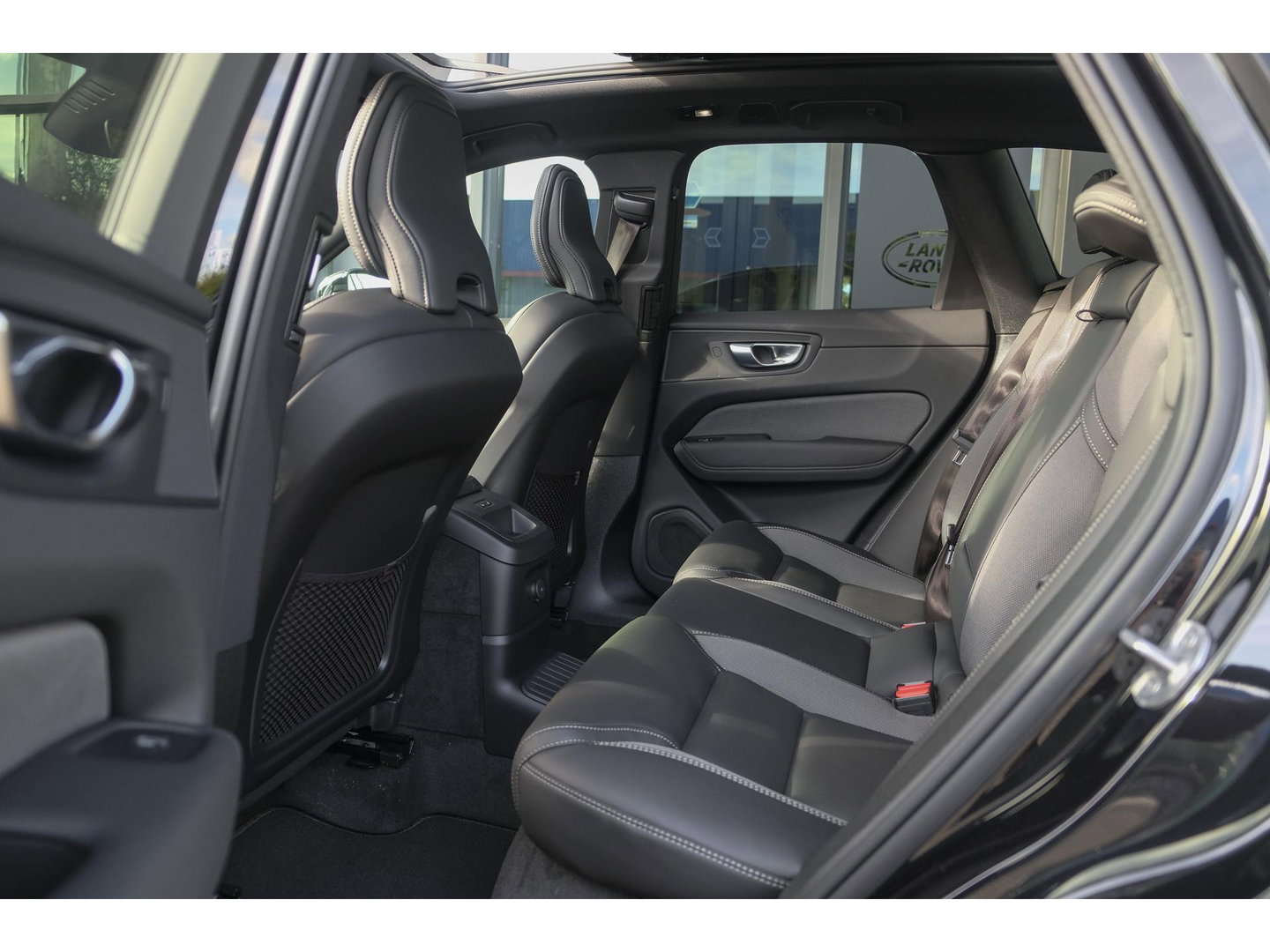 Volvo XC60 2.0 T6 350pk Plus Black Edition Panoramadak Luchtvering *BTW* NIEUW!! 21" LMV BOMVOL!!