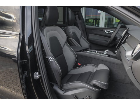 Volvo XC60 2.0 T6 350pk Plus Black Edition Panoramadak Luchtvering *BTW* NIEUW!! 21" LMV BOMVOL!!