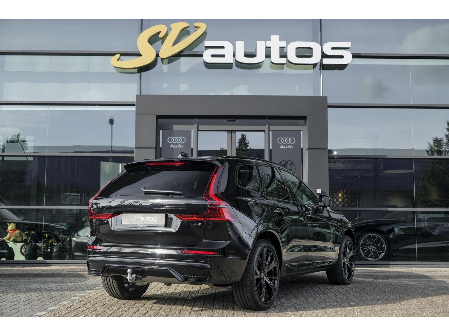 Volvo XC60 2.0 T6 350pk Plus Black Edition Panoramadak Luchtvering *BTW* NIEUW!! 21" LMV BOMVOL!!