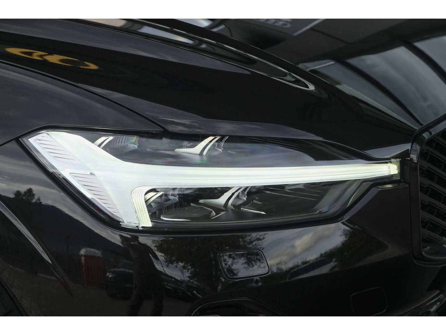 Volvo XC60 2.0 T6 350pk Plus Black Edition Panoramadak Luchtvering *BTW* NIEUW!! 21" LMV BOMVOL!!