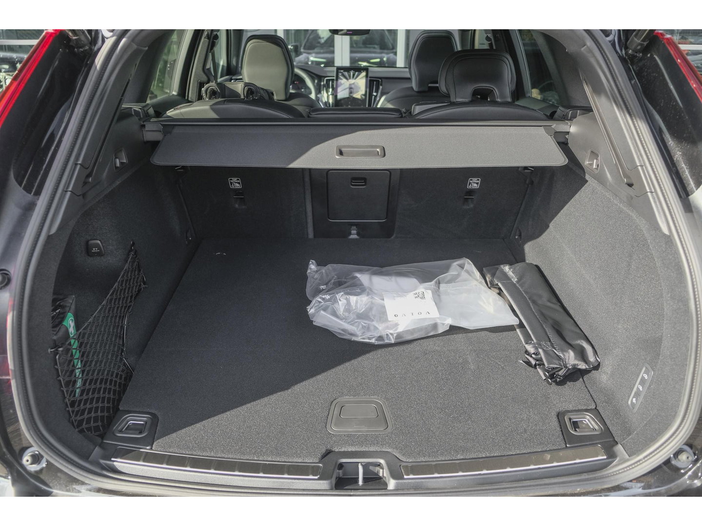 Volvo XC60 2.0 T6 350pk Plus Black Edition Panoramadak Luchtvering *BTW* NIEUW!! 21" LMV BOMVOL!!