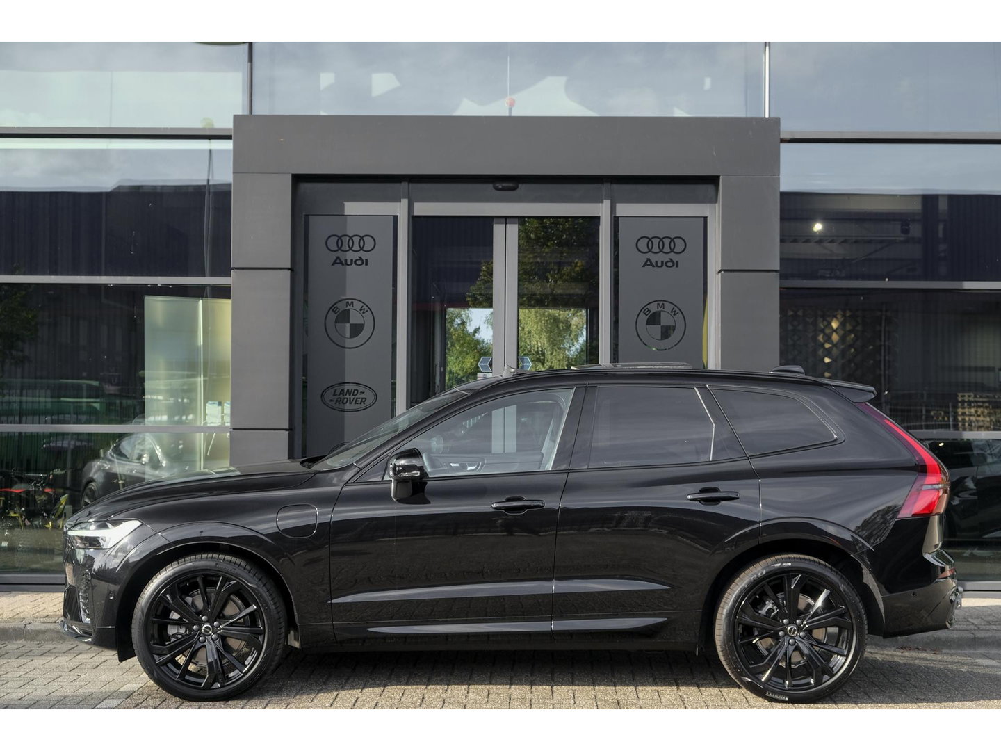 Volvo XC60 2.0 T6 350pk Plus Black Edition Panoramadak Luchtvering *BTW* NIEUW!! 21" LMV BOMVOL!!