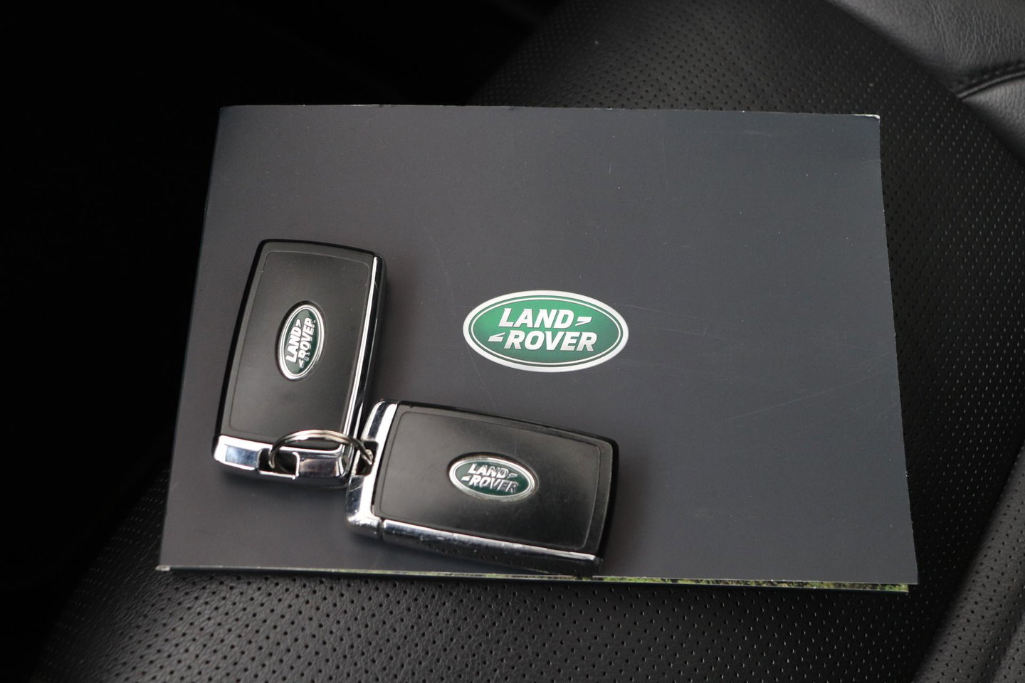 Land Rover Discovery Sport P300e 1.5 S | Panoramadak | 360° Camera | Meridian | Trekhaak | Leder | Stoelverwarming V+A
