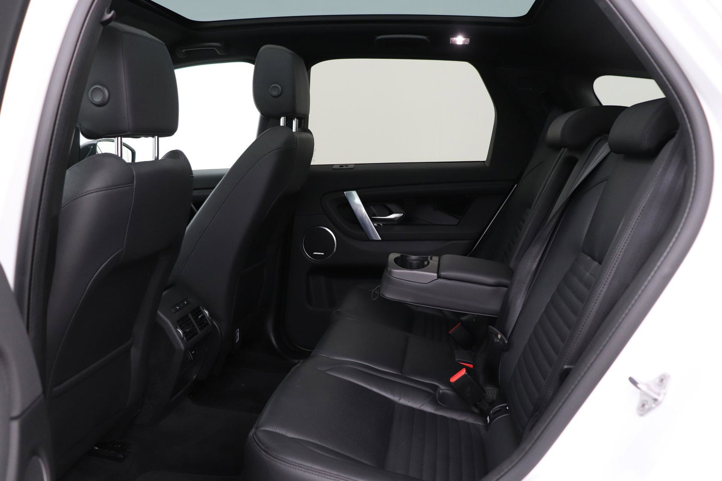 Land Rover Discovery Sport P300e 1.5 S | Panoramadak | 360° Camera | Meridian | Trekhaak | Leder | Stoelverwarming V+A