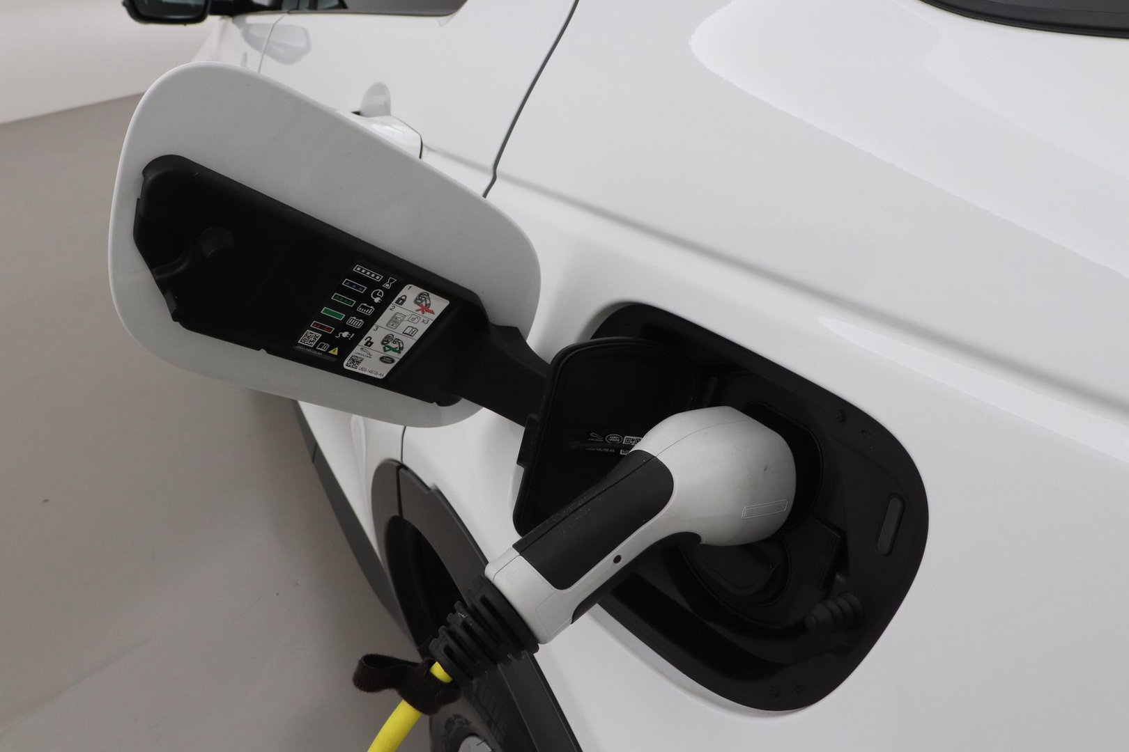 Land Rover Discovery Sport P300e 1.5 S | Panoramadak | 360° Camera | Meridian | Trekhaak | Leder | Stoelverwarming V+A
