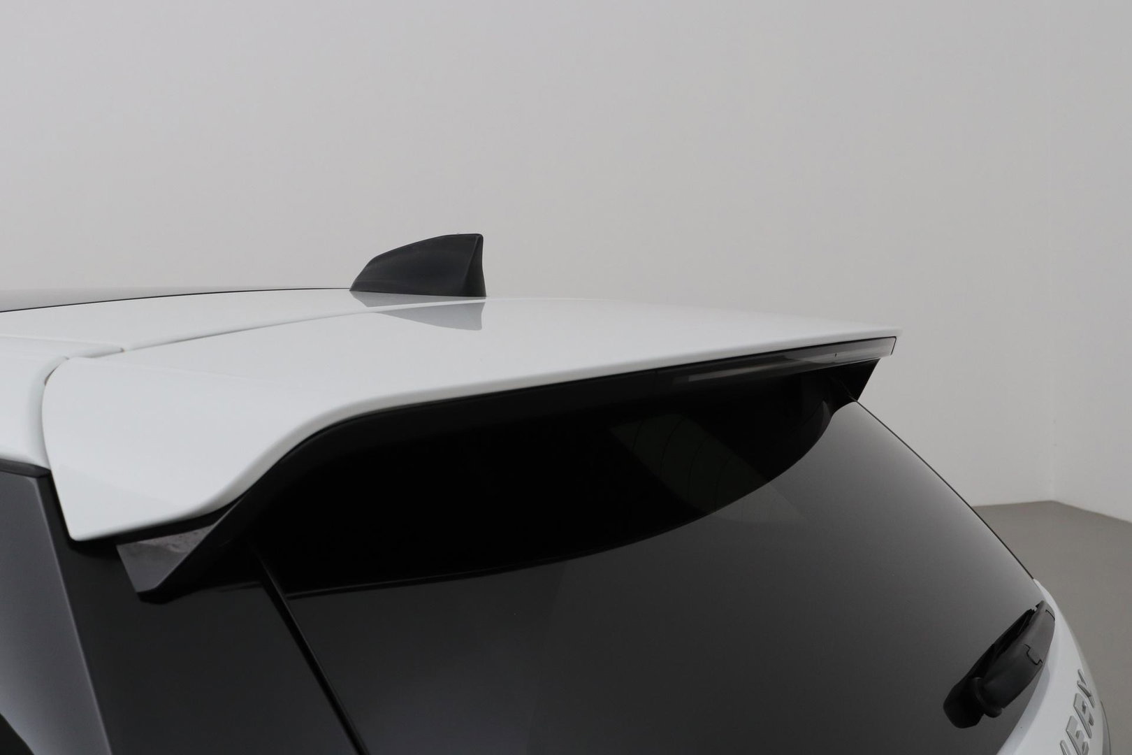 Land Rover Discovery Sport P300e 1.5 S | Panoramadak | 360° Camera | Meridian | Trekhaak | Leder | Stoelverwarming V+A