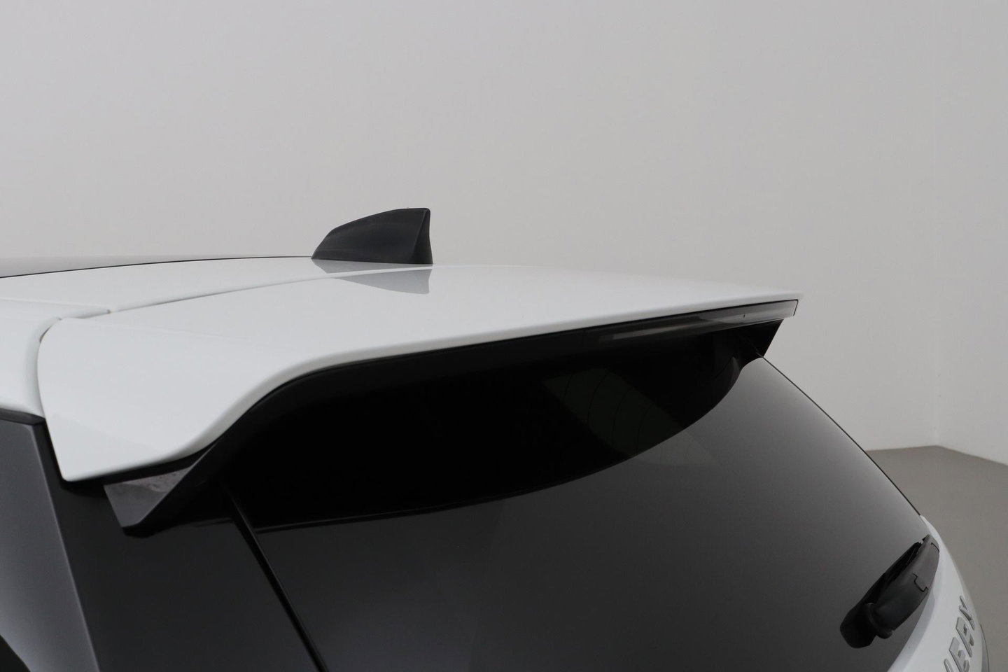 Land Rover Discovery Sport P300e 1.5 S | Panoramadak | 360° Camera | Meridian | Trekhaak | Leder | Stoelverwarming V+A