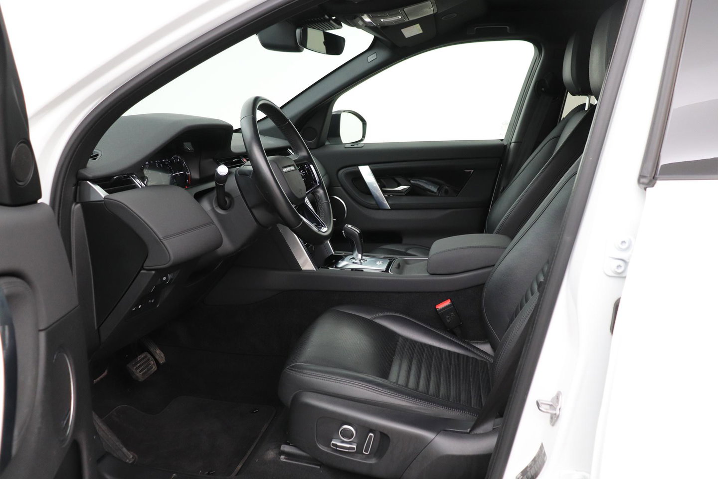 Land Rover Discovery Sport P300e 1.5 S | Panoramadak | 360° Camera | Meridian | Trekhaak | Leder | Stoelverwarming V+A