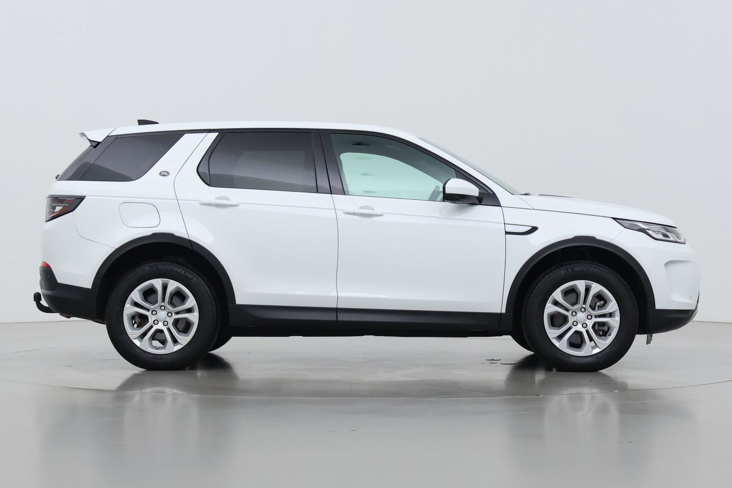 Land Rover Discovery Sport P300e 1.5 S | Panoramadak | 360° Camera | Meridian | Trekhaak | Leder | Stoelverwarming V+A