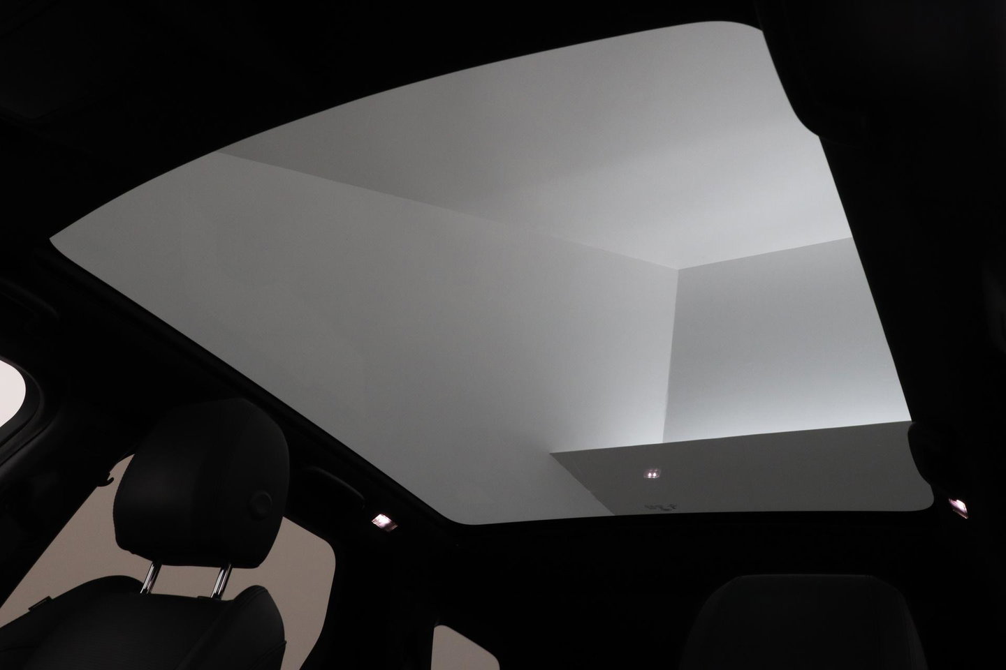 Land Rover Discovery Sport P300e 1.5 S | Panoramadak | 360° Camera | Meridian | Trekhaak | Leder | Stoelverwarming V+A