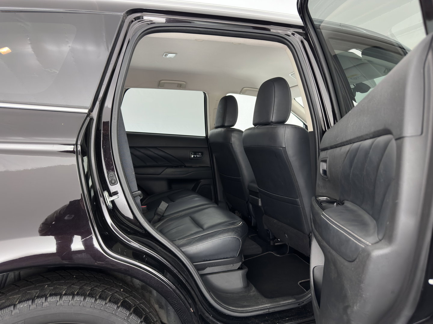 Mitsubishi Outlander 2.0 PHEV Instyle Aut. *LEATHER | FULL-LED | NAVI-FULLMAP | KEYLESS | TOPVIEW | HEATED-COMFORTSEATS | ECC | SHIFT-PADDLES | PDC | CRUISE | PRIVACY-GLASS | DAB | TOWBAR | 18''ALU*