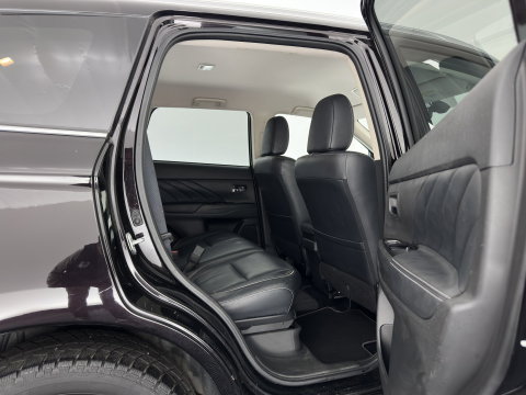 Mitsubishi Outlander 2.0 PHEV Instyle Aut. *LEATHER | FULL-LED | NAVI-FULLMAP | KEYLESS | TOPVIEW | HEATED-COMFORTSEATS | ECC | SHIFT-PADDLES | PDC | CRUISE | PRIVACY-GLASS | DAB | TOWBAR | 18''ALU*