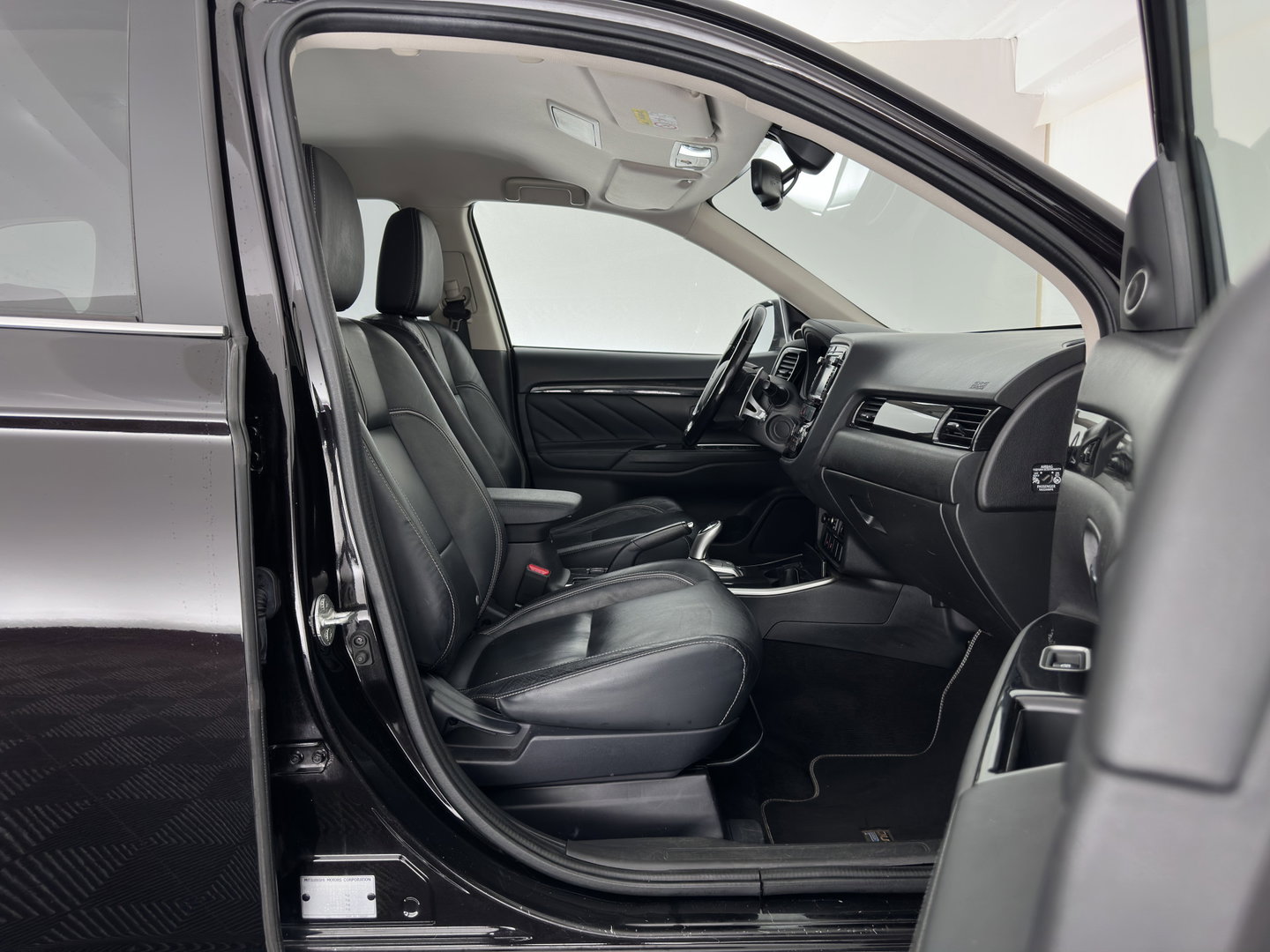 Mitsubishi Outlander 2.0 PHEV Instyle Aut. *LEATHER | FULL-LED | NAVI-FULLMAP | KEYLESS | TOPVIEW | HEATED-COMFORTSEATS | ECC | SHIFT-PADDLES | PDC | CRUISE | PRIVACY-GLASS | DAB | TOWBAR | 18''ALU*