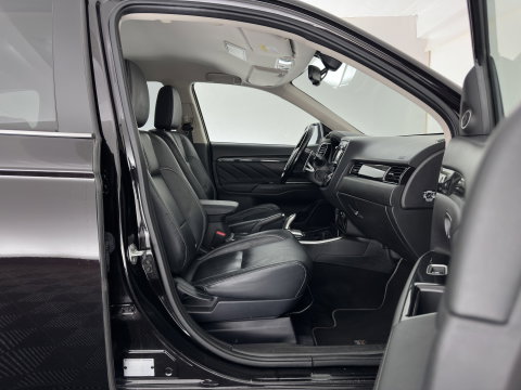 Mitsubishi Outlander 2.0 PHEV Instyle Aut. *LEATHER | FULL-LED | NAVI-FULLMAP | KEYLESS | TOPVIEW | HEATED-COMFORTSEATS | ECC | SHIFT-PADDLES | PDC | CRUISE | PRIVACY-GLASS | DAB | TOWBAR | 18''ALU*