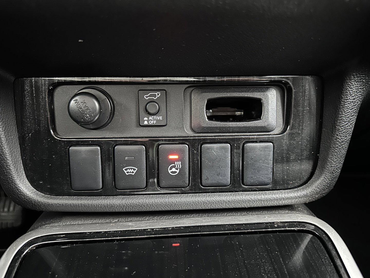 Mitsubishi Outlander 2.0 PHEV Instyle Aut. *LEATHER | FULL-LED | NAVI-FULLMAP | KEYLESS | TOPVIEW | HEATED-COMFORTSEATS | ECC | SHIFT-PADDLES | PDC | CRUISE | PRIVACY-GLASS | DAB | TOWBAR | 18''ALU*