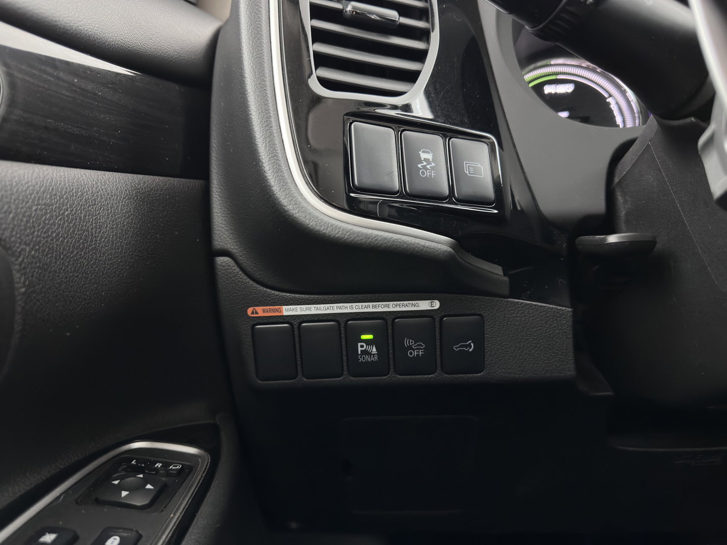 Mitsubishi Outlander 2.0 PHEV Instyle Aut. *LEATHER | FULL-LED | NAVI-FULLMAP | KEYLESS | TOPVIEW | HEATED-COMFORTSEATS | ECC | SHIFT-PADDLES | PDC | CRUISE | PRIVACY-GLASS | DAB | TOWBAR | 18''ALU*