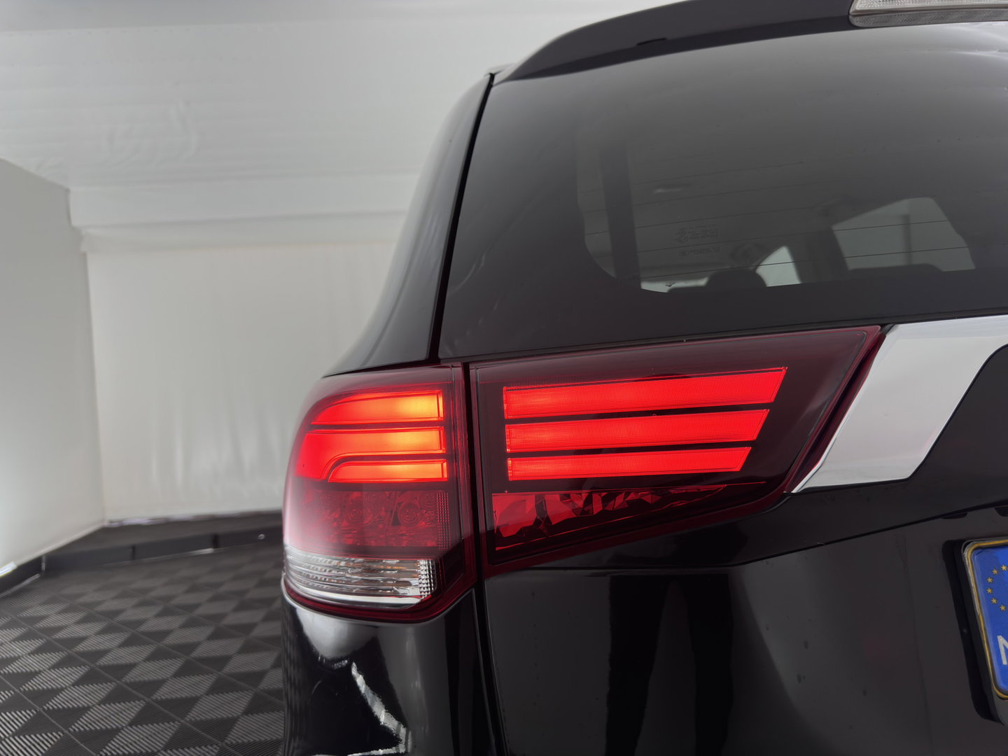 Mitsubishi Outlander 2.0 PHEV Instyle Aut. *LEATHER | FULL-LED | NAVI-FULLMAP | KEYLESS | TOPVIEW | HEATED-COMFORTSEATS | ECC | SHIFT-PADDLES | PDC | CRUISE | PRIVACY-GLASS | DAB | TOWBAR | 18''ALU*