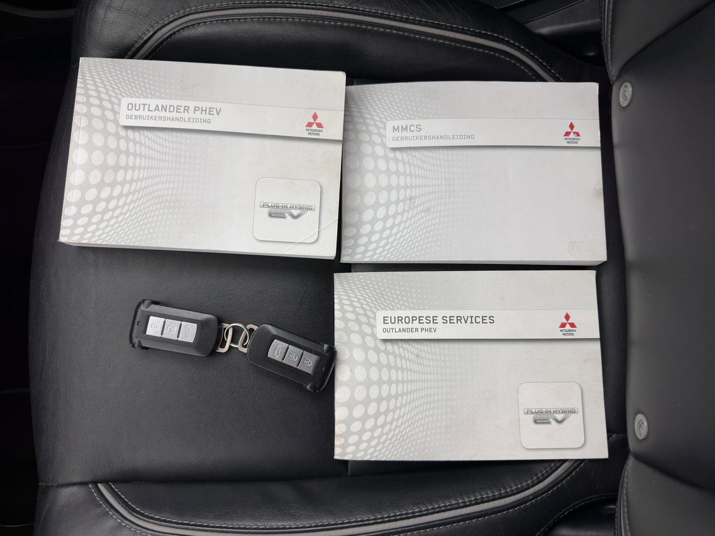 Mitsubishi Outlander 2.0 PHEV Instyle Aut. *LEATHER | FULL-LED | NAVI-FULLMAP | KEYLESS | TOPVIEW | HEATED-COMFORTSEATS | ECC | SHIFT-PADDLES | PDC | CRUISE | PRIVACY-GLASS | DAB | TOWBAR | 18''ALU*
